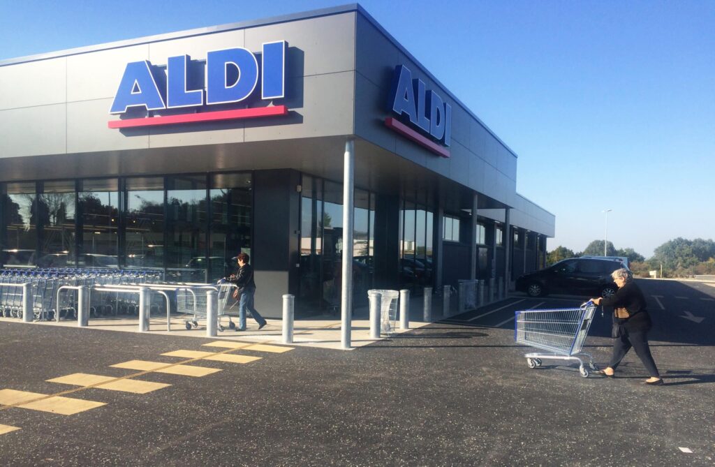 Aldi ouvre son 20ᵉ magasin à Paris, offrant un parcours client rapide pour concurrencer Lidl