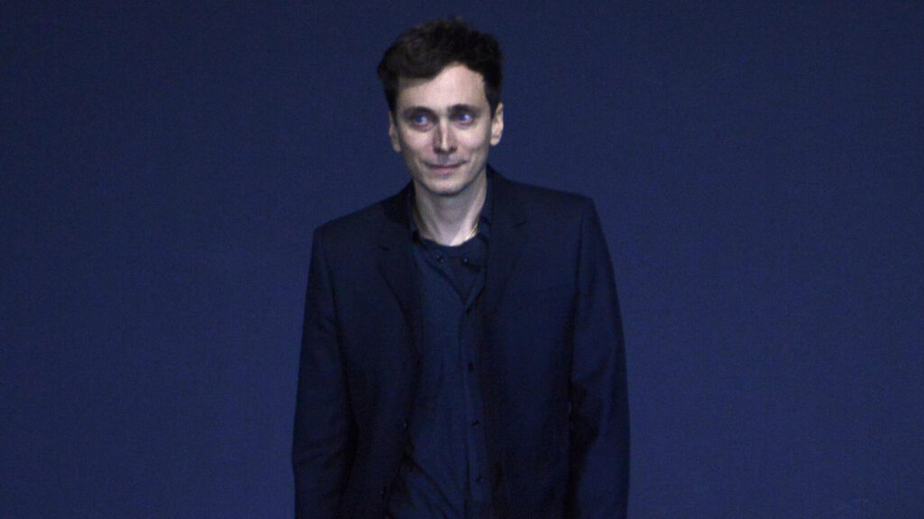 Hedi Slimane quitte Celine : Un futur incertain pour la maison parisienne ?